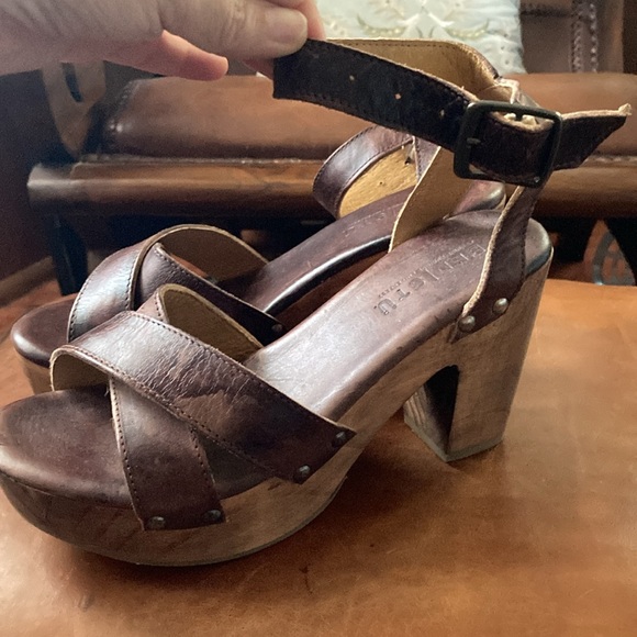 Brown leather size 8 1/2 platforms - Picture 2 of 5